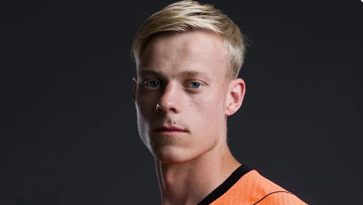 Oficial: Tottenham contrata Jan Paul van Hecke